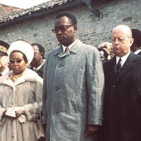 Jacques Foccart [right] alongside Mobutu Sese Seko and his wife, at the grave of Charles de Gaulle in 1971 (AFP / STAFF) 