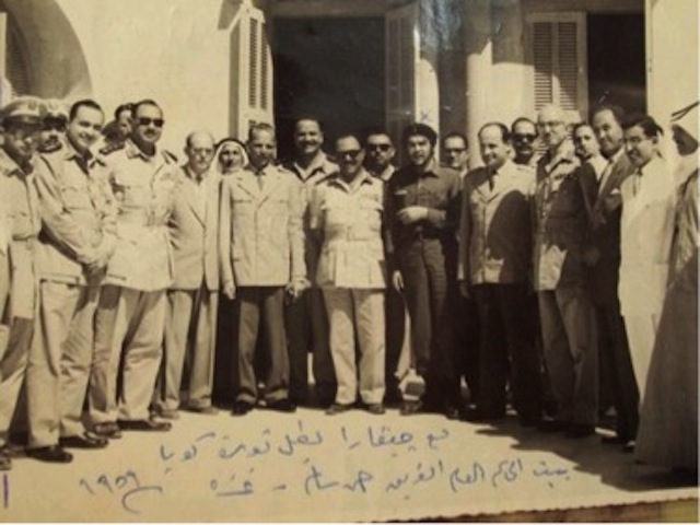 Text reads “With Guevara, hero of the Cuban Revolution. Mansion of the Governor General, Lieutenant General Ahmad Salim. Gaza, 1959.” 