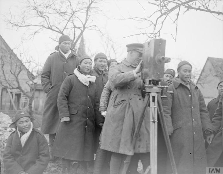 Second-Lieutenant Frank Bassill, British official cameraman, with a Moy & Bastie camera and members of the Chinese Labour Corps (IWM Q 10260).
