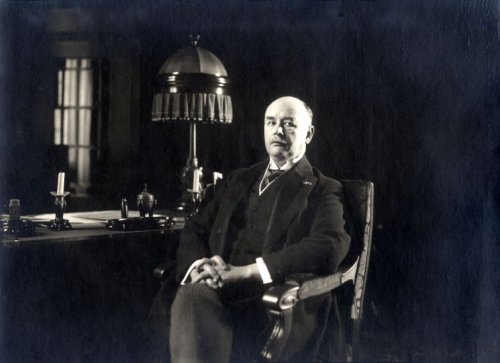 Alfred Rudolf Zimmerman posing behind his desk. Foto Leren.