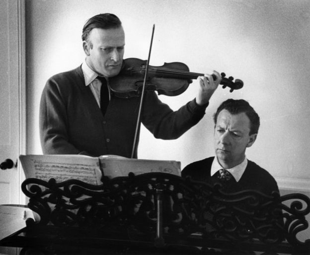 Yehudi Menuhin playing with Benjamin Britten, circa 1955. Getty Images.