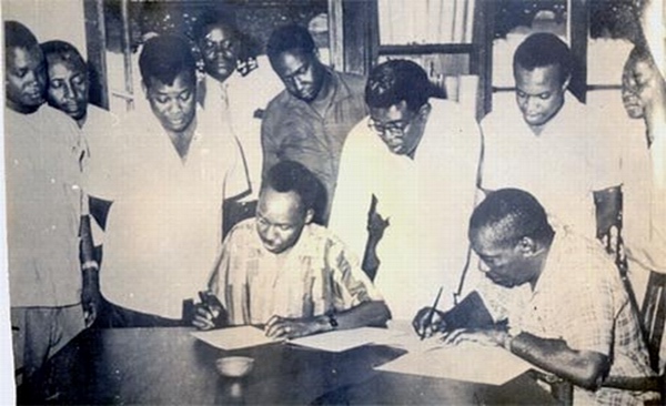 Presidents Nyerere and Karume sign the Act of Union between Tanganyika and Zanzibar, April 1964, courtesy of Zanzinet.