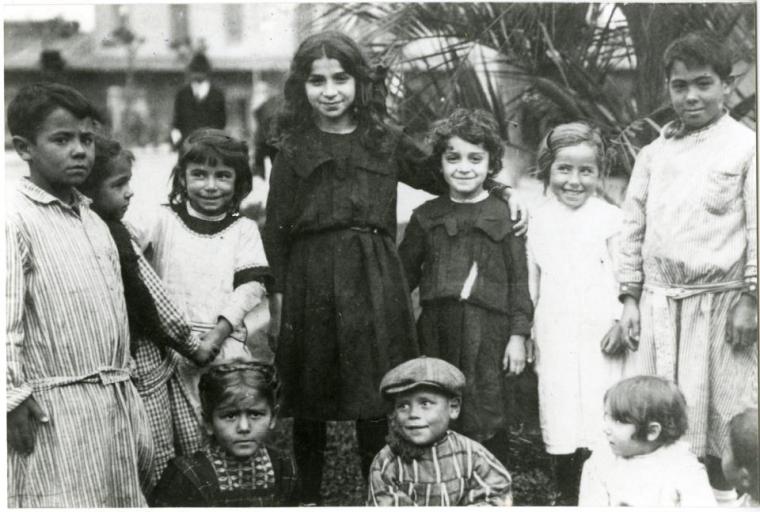 Immigrant children on the grounds of the Immigrants Hotel in Buenos Aires, Argentina; Credit: Wikimedia Commons/Archivo General de la Nación Argentina