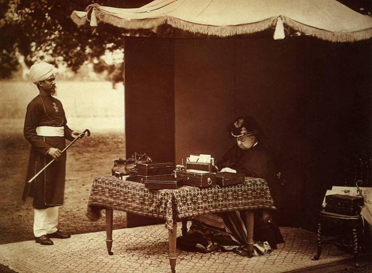 Queen_Victoria_and_her_Indian_servant_Abdul_Karim_in_1893